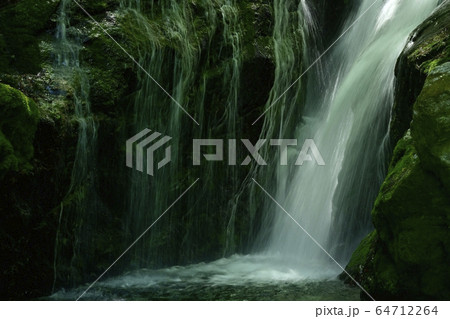 新緑の栃本地区林業人の守護神大除沢不動滝中段 新緑の栃本地区林業人の守護神大除沢不動滝中段 64712264