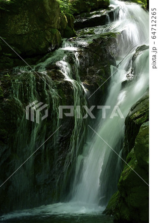 新緑の栃本地区林業人の守護神大除沢不動滝中段 64712265