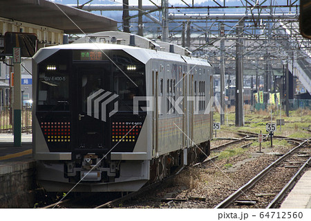 新津駅に到着した羽越本線GV-E400系 新津駅に到着した羽越本線GV-E400系 64712560
