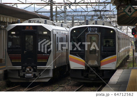 新津駅に到着した羽越本線GV-E400系 64712562