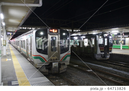 会津若松駅に停車中の磐越西線 64713826