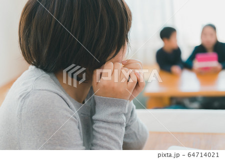 在宅勤務 64714021