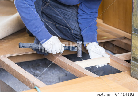 床工事　カナヅチで角材を嵌め込む作業 64714192