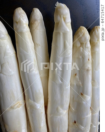 Closeup of fresh unpeeled white asparagus 64715417