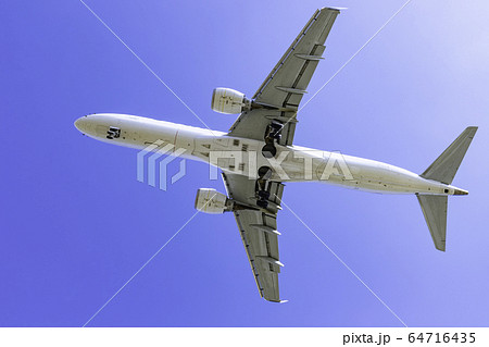 真上を飛行する飛行機  エンブラエル E190 64716435
