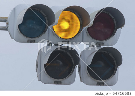 路面電車の信号 黄信号の写真素材