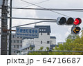 路面電車の信号：赤＋黄色矢印点灯 64716687