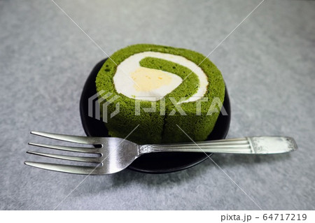 抹茶のロールケーキ 抹茶のロールケーキ 64717219