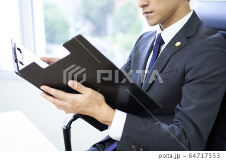 若い男性弁護士 若い男性弁護士 64717553