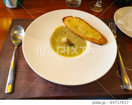 イタリア人 食べ物 フード 64717617