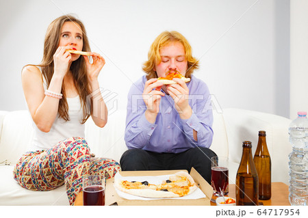 Couple eating pizza 64717954