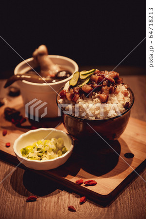 焼肉丼 滷肉飯 魯肉飯 64718213