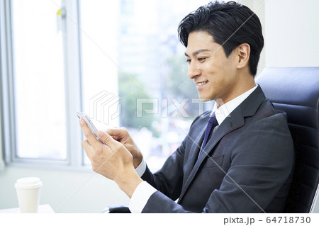 若いビジネスマン 64718730