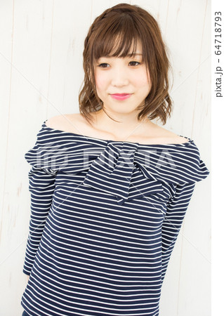 オフショルダーの女性 64718793