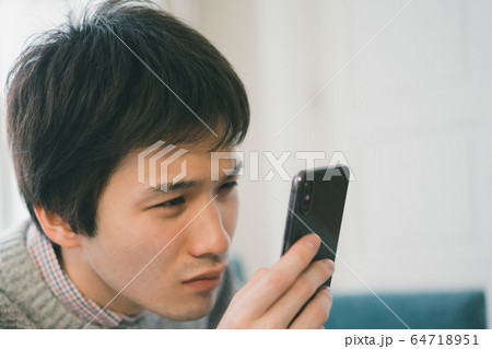 スマホ 男子学生 スマホ 男子学生 64718951