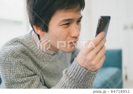 スマホ 男子学生 スマホ 男子学生 64718952