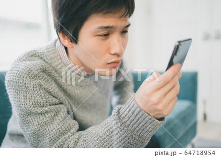 スマホ 男子学生 スマホ 男子学生 64718954