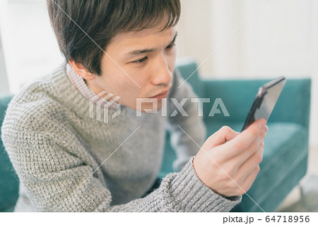 スマホ 男子学生 スマホ 男子学生 64718956