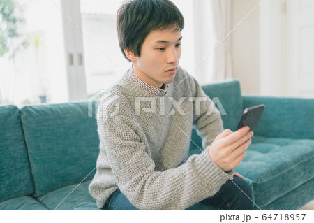 スマホ　男子学生 64718957