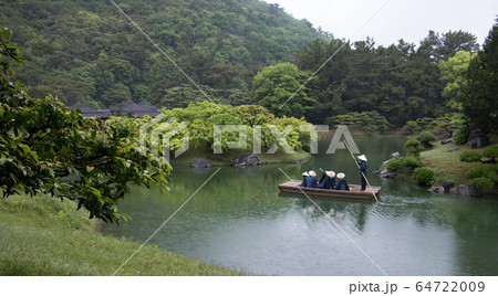 日本庭園の池を周遊する船 日本庭園の池を周遊する船 64722009
