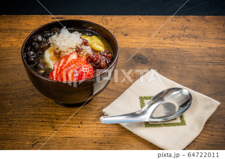 かき氷　japanese type of epidemic shaved ice 64722011
