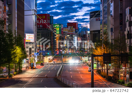 《東京都》人の消えた歌舞伎町・自粛ムードの東京 《東京都》人の消えた歌舞伎町・自粛ムードの東京 64722742