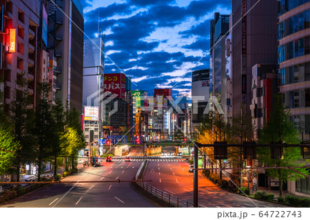 《東京都》人の消えた歌舞伎町・自粛ムードの東京 《東京都》人の消えた歌舞伎町・自粛ムードの東京 64722743