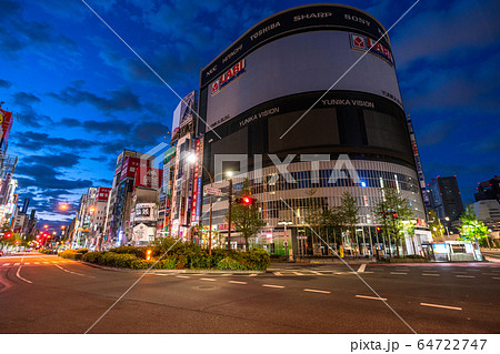 《東京都》人の消えた歌舞伎町・自粛ムードの東京 《東京都》人の消えた歌舞伎町・自粛ムードの東京 64722747