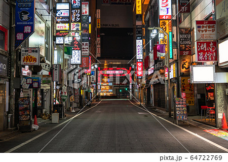 《東京都》人の消えた歌舞伎町・自粛ムードの東京 《東京都》人の消えた歌舞伎町・自粛ムードの東京 64722769