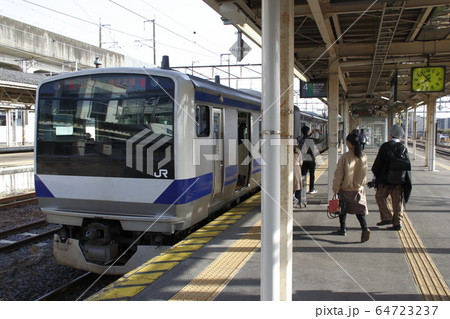 黒磯駅に停車中の東北本線E531系（中編成ワンマン運転） 64723237