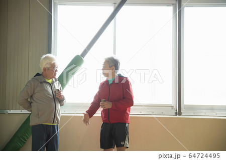談笑するシニアの男性 64724495