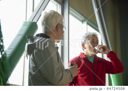 談笑するシニアの男性 64724508