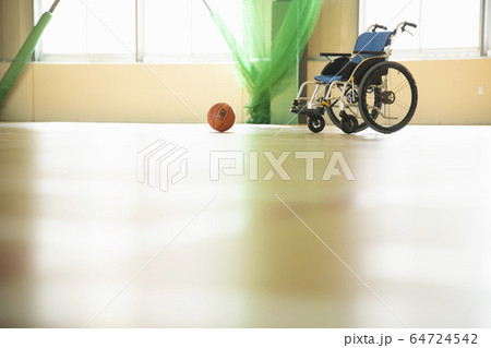 車椅子とバスケットボール 64724542