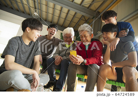 談笑するシニアと若者たち 64724589