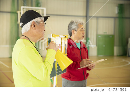 熱心に応援するシニアの男性 64724591