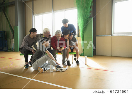 談笑するシニアと若者たち 64724604