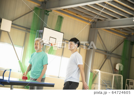 シニアと若者が組んで卓球を楽しむ シニアと若者が組んで卓球を楽しむ 64724605