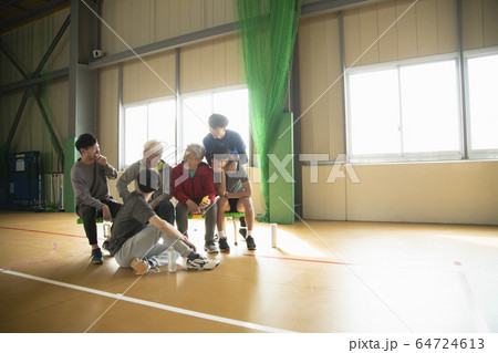 談笑するシニアと若者たち 64724613