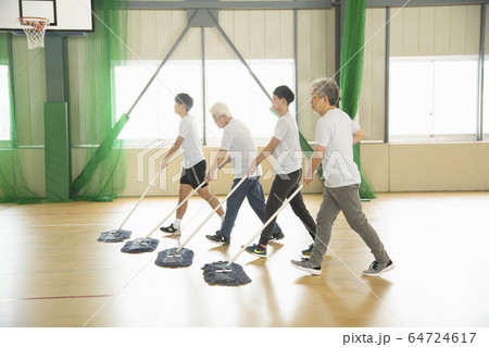 並んでモップ掛けをするシニアと若者 64724617