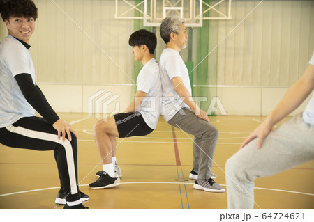 シニアと若者たちの支え合い シニアと若者たちの支え合い 64724621