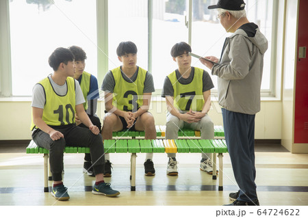 コーチを中心に作戦会議する若者たち コーチを中心に作戦会議する若者たち 64724622