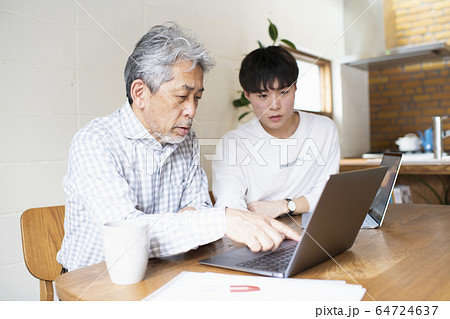 若者からパソコンを教わるシニア 若者からパソコンを教わるシニア 64724637