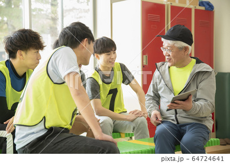 コーチを中心に作戦会議する若者たち コーチを中心に作戦会議する若者たち 64724641