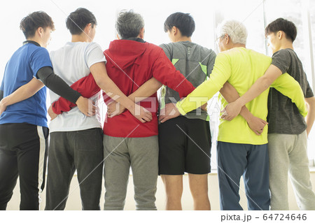 シニアと若者たちの団結 64724646