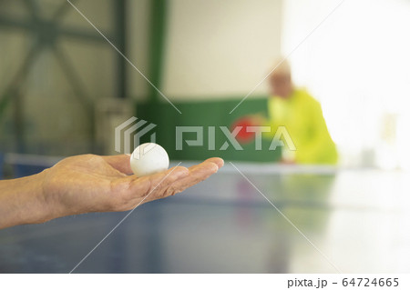 サーブを構える手 64724665