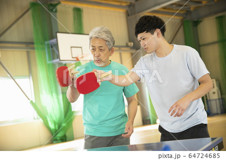 シニアと若者が組んで卓球を楽しむ シニアと若者が組んで卓球を楽しむ 64724685