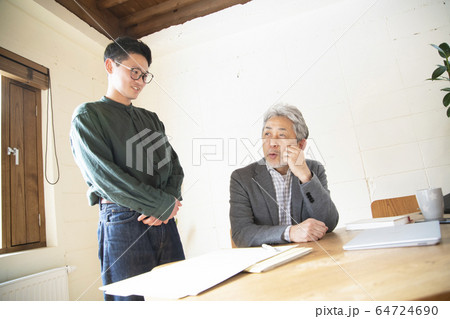 上司に相談する若者 64724690