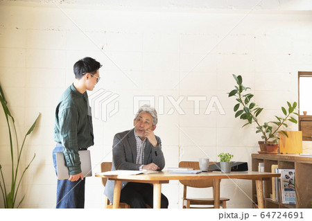 上司に相談する若者 64724691