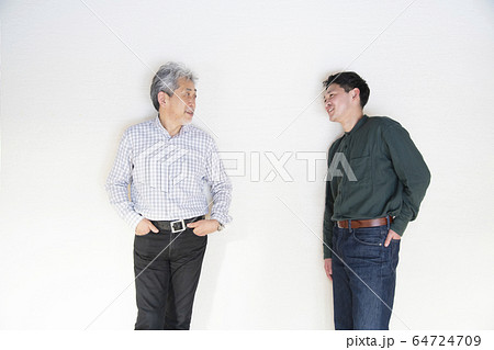 シニアと若者の交流 シニアと若者の交流 64724709