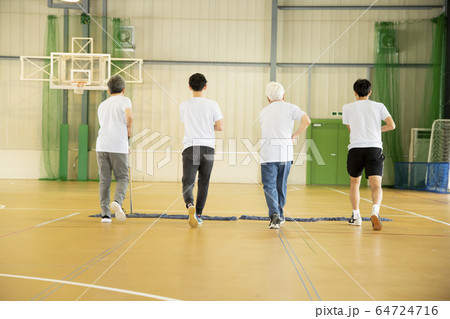 並んでモップ掛けをするシニアと若者 並んでモップ掛けをするシニアと若者 64724716